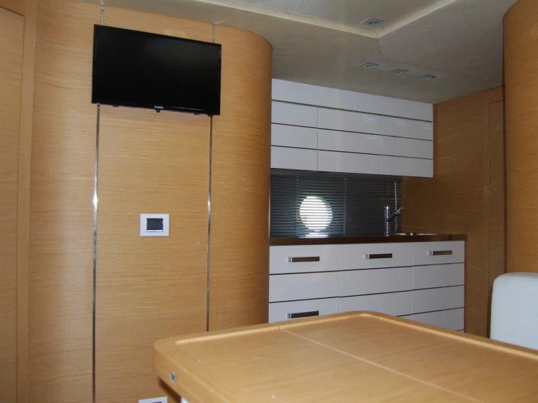 Hire Motorboat Sessa Marine with a boat licence