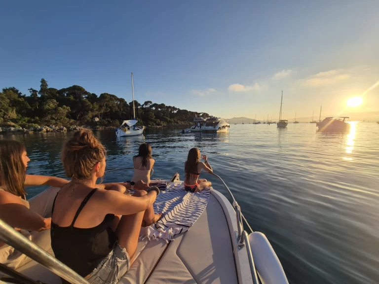 Hire Motorboat Bénéteau with a boat licence
