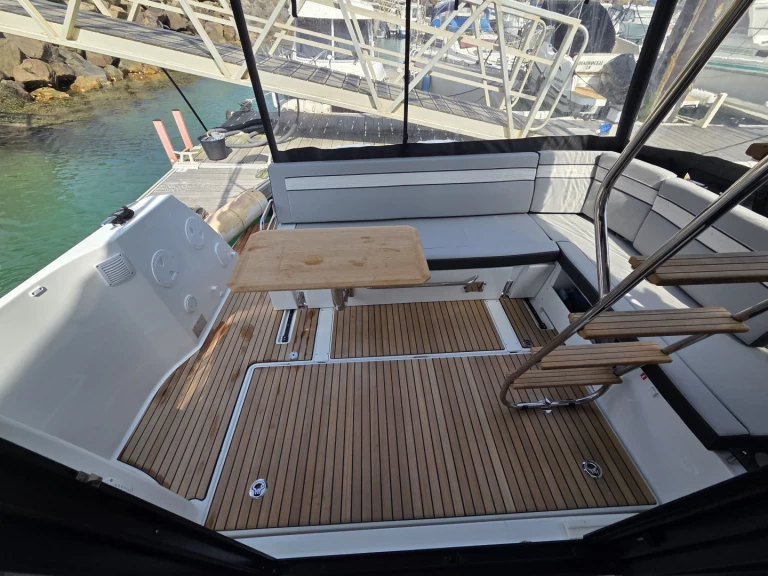 Hire Motorboat Jeanneau with a boat licence