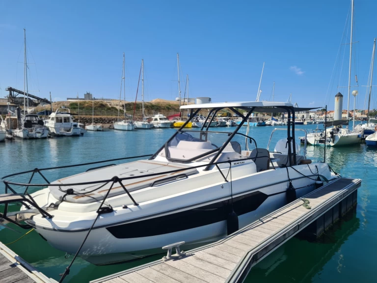 Charter a Bénéteau Flyer 8 SUNdeck in Les Sables-d'Olonne on Samboat