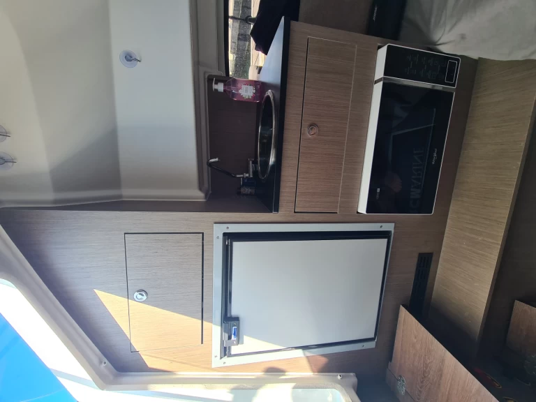 Hire Motorboat Bénéteau with a boat licence