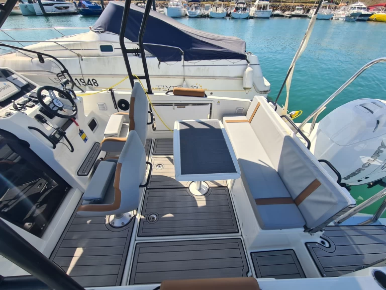 Motorboat hire in Les Sables-d'Olonne - Bénéteau Flyer 8 SUNdeck