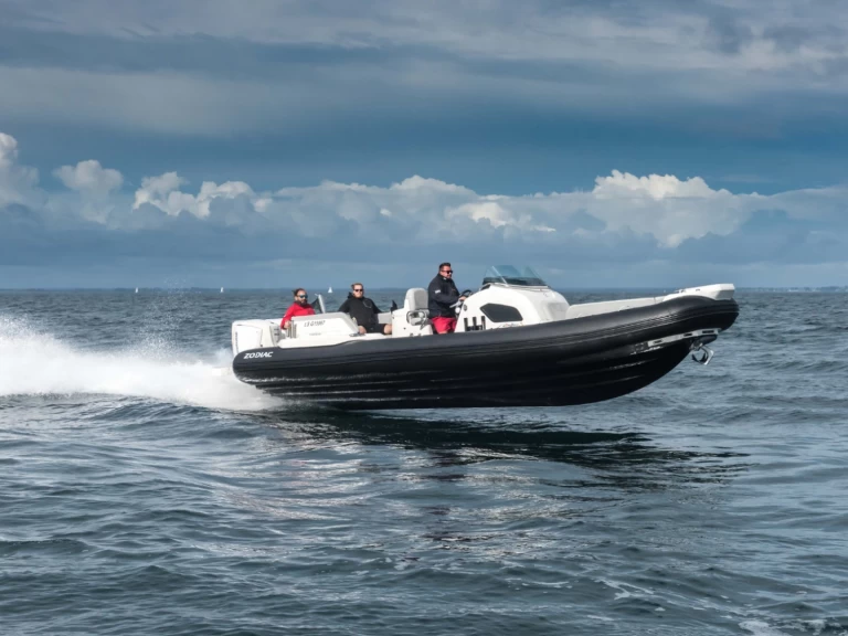 Yacht charter Les Sables-d'Olonne - Zodiac Medline 9 on SamBoat