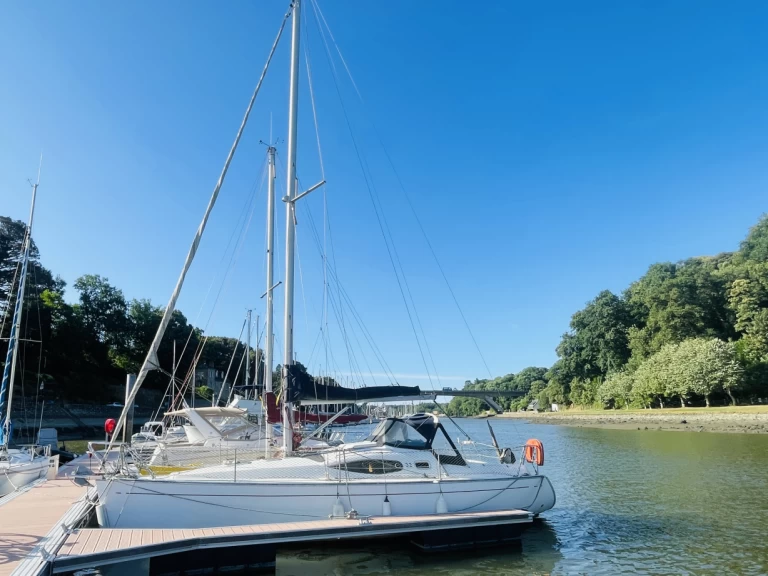 Hire a Alliaura-Marine FEELING 32 Auray