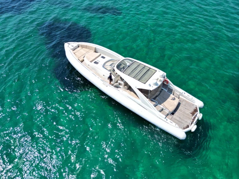 Hire Luxury Yacht ISOLA with a boat licence