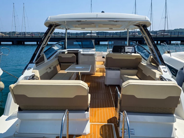 Charter a Aquila Aquila 32 in Pula on Samboat