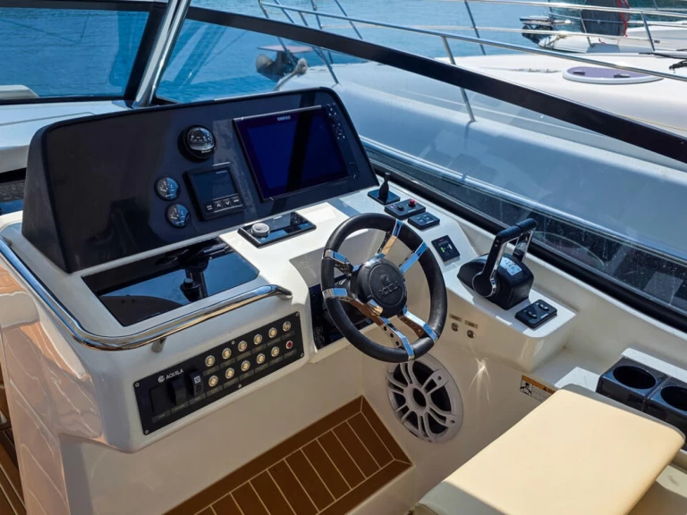 Hire Motorboat Aquila with a boat licence