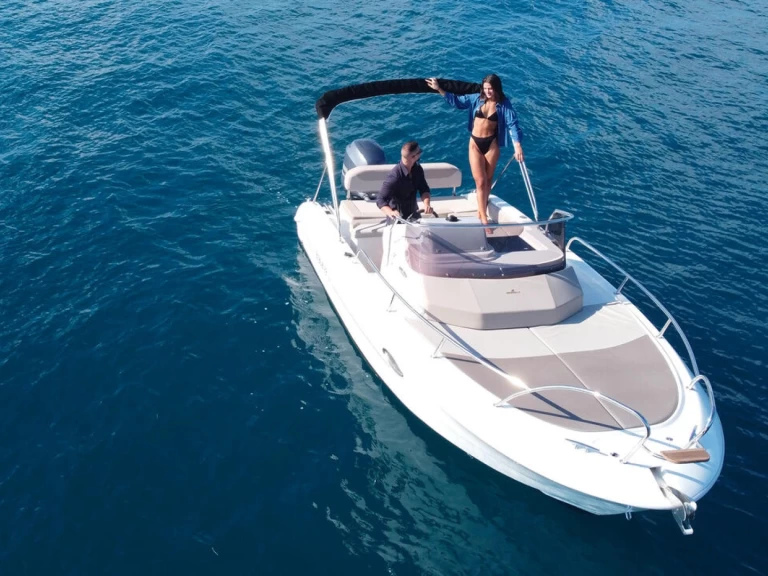 Hire Motorboat Mingolla with a boat licence