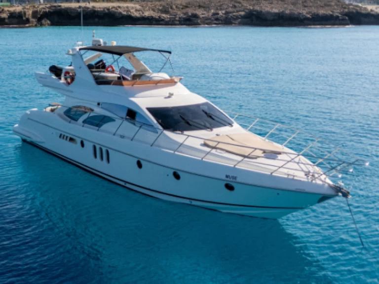 Hire Luxury Yacht Azimut with a boat licence