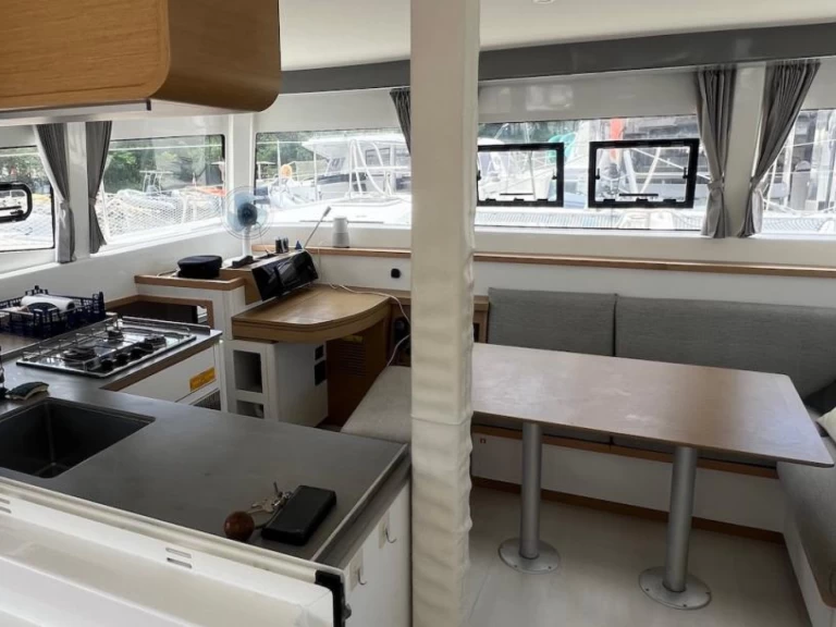 Hire Catamaran Bénéteau with a boat licence
