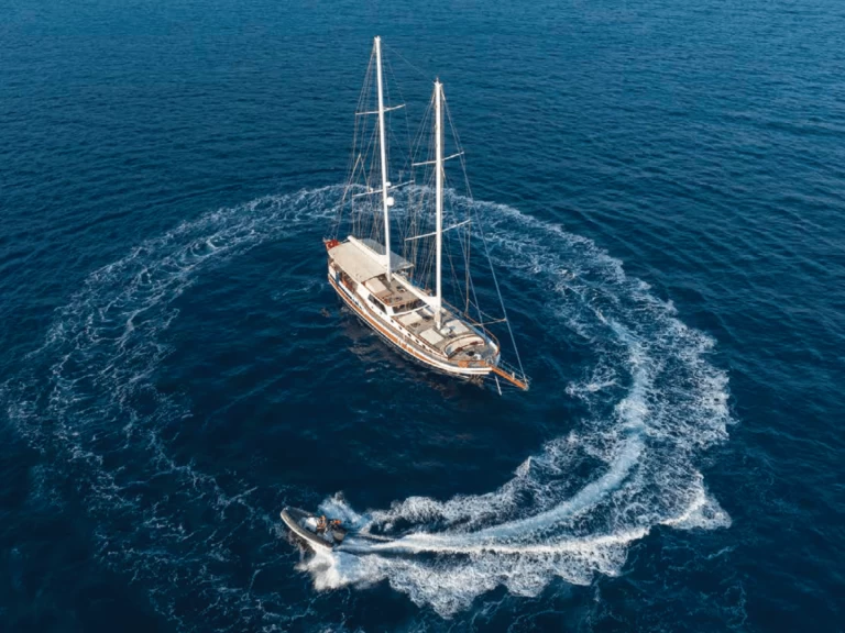 Hire Luxury Yacht Custom with a boat licence