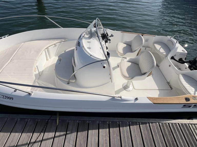 Hire Motorboat Bénéteau with a boat licence