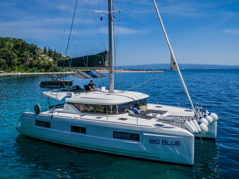 Hire Catamaran Lagoon with a boat licence