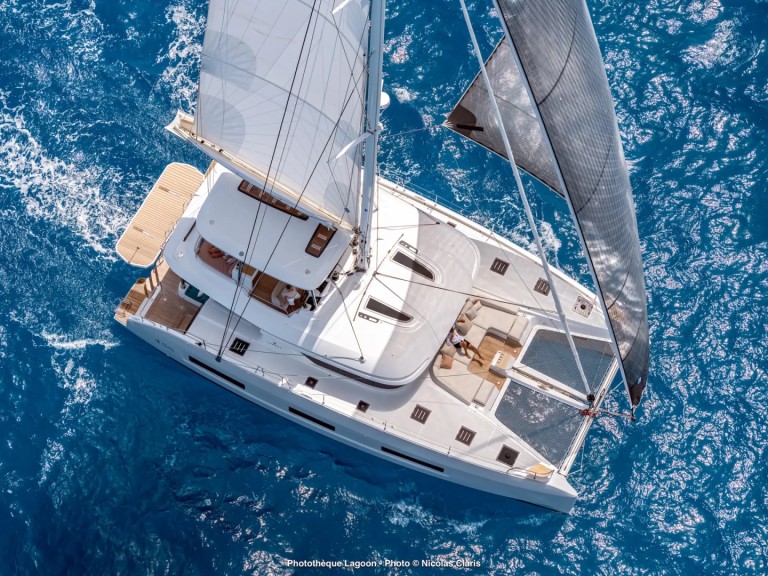 Yacht hire Antigua cheap Lagoon 55