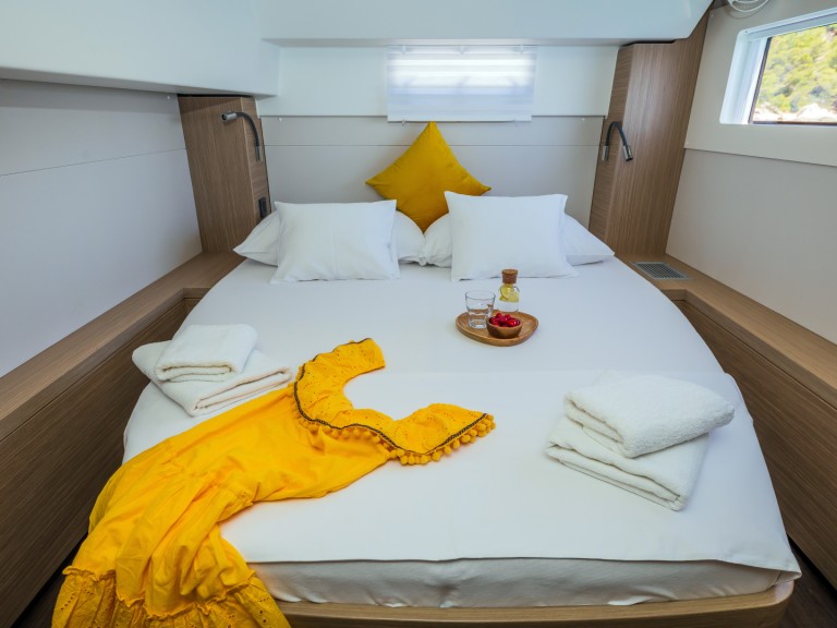 Hire Catamaran Lagoon with a boat licence