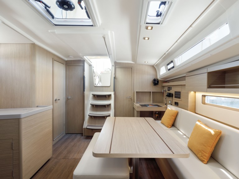 Hire a Bénéteau Oceanis 40.1 Alimos