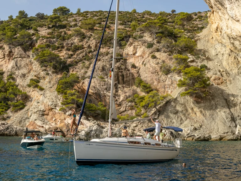 Sailboat hire in Port d'Andratx - Bavaria Bavaria 32 Cruiser