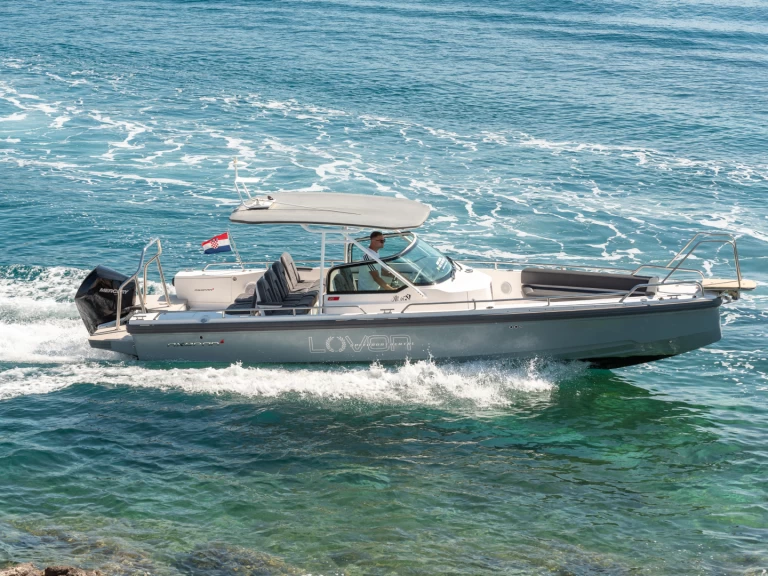 Hire Motorboat Axopar with a boat licence