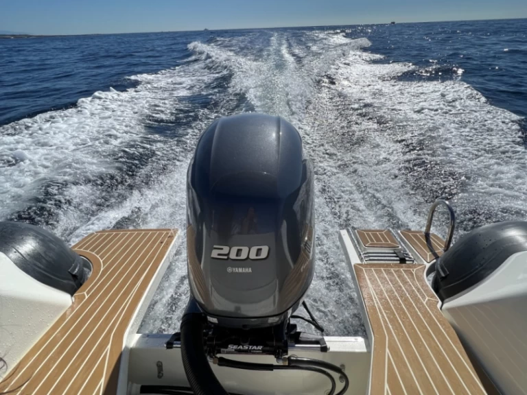 Hire RIB Capelli with a boat licence