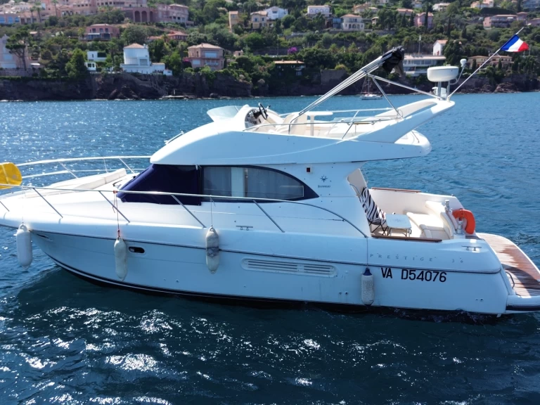 Hire Motorboat Jeanneau with a boat licence