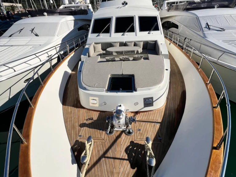 Hire Luxury Yacht Falcon with a boat licence