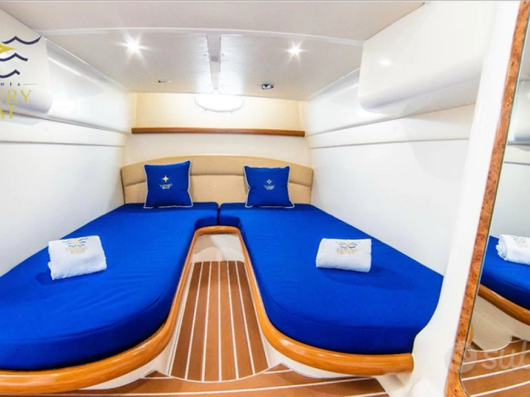 Hire Motorboat Sealine with a boat licence