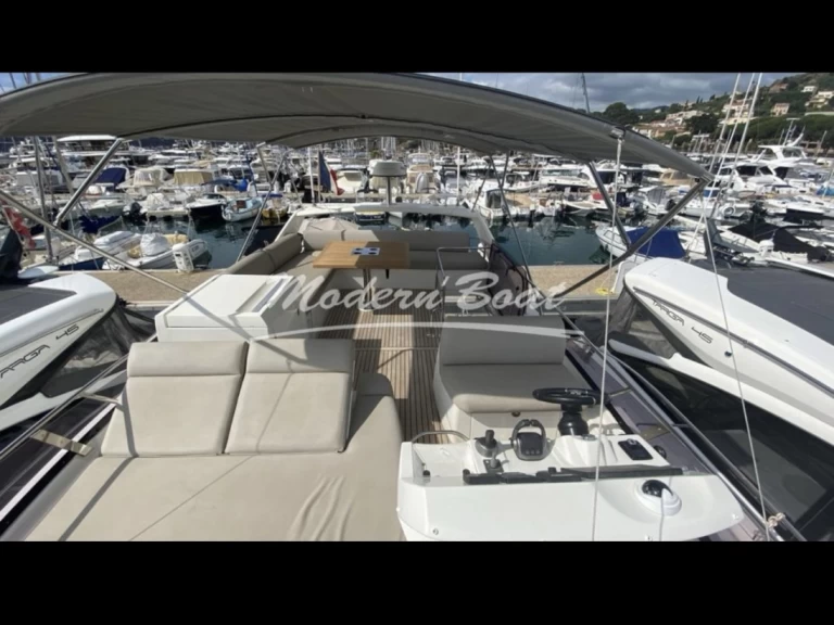 Hire Luxury Yacht Prestige with a boat licence