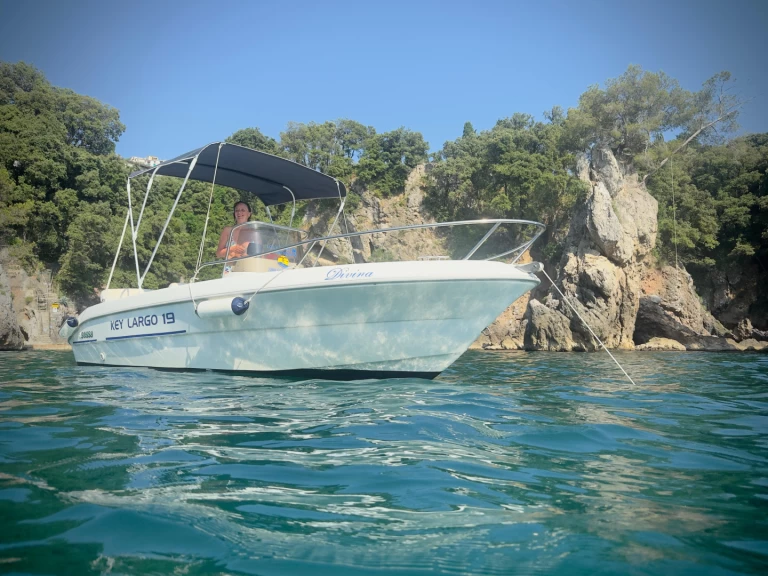 Hire Motorboat Sessa Marine with a boat licence