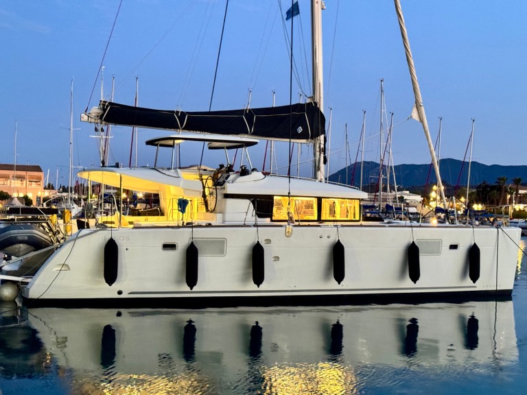 Charter a Lagoon Lagoon 450 Sport Top in Lefkáda on Samboat