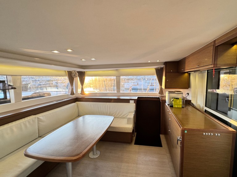 Catamaran to hire Nikiána at the best price