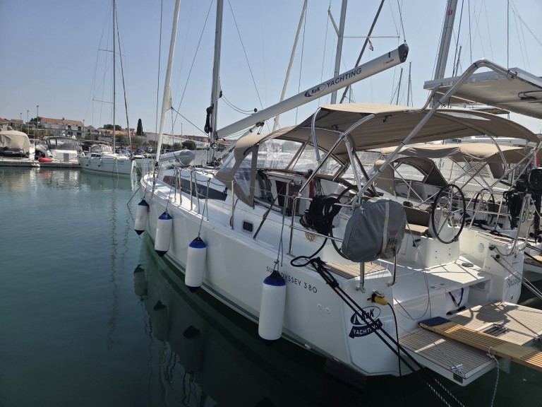 Hire Sailboat Jeanneau with a boat licence