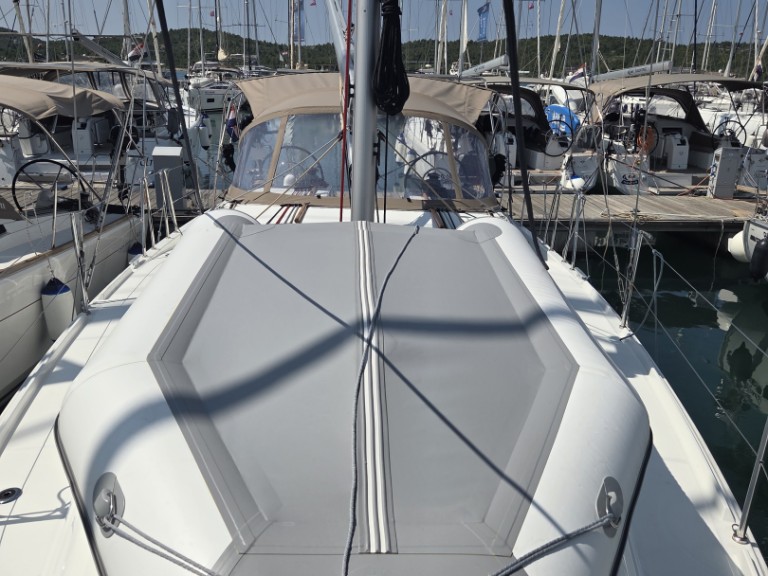 Sailboat to hire Pirovac at the best price