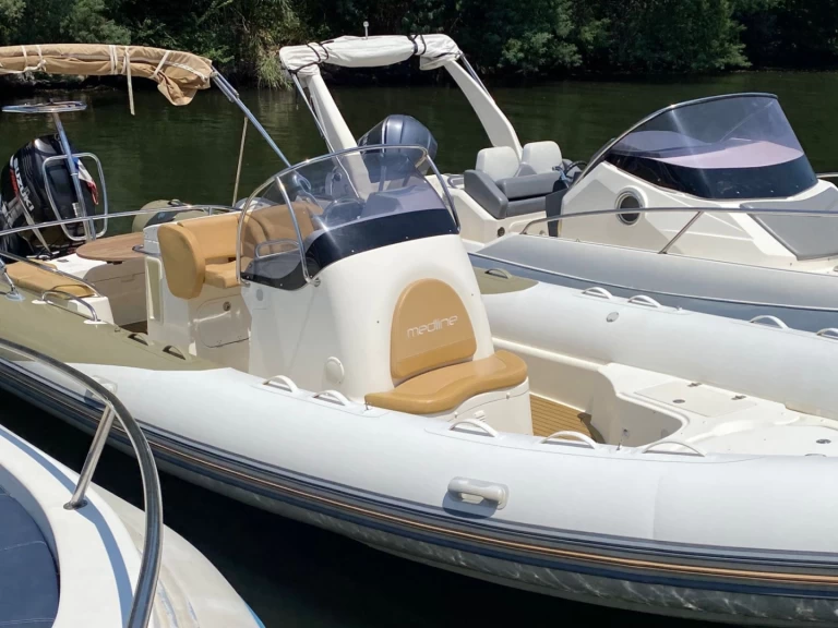 Hire a Zodiac Medline 8.5 Port Grimaud