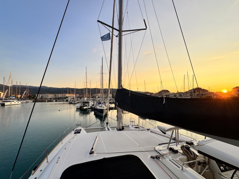 Hire a Lagoon Lagoon 450 Sport Top Lefkáda