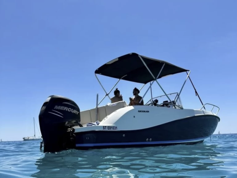 Charter a Zodiac Medline 650 in Port Fréjus on Samboat