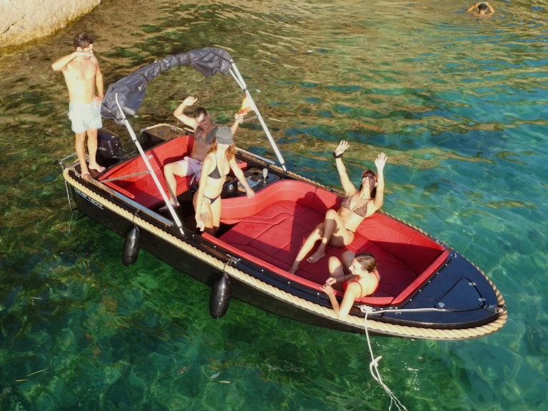 Hire Motorboat Silver Yacht with a boat licence