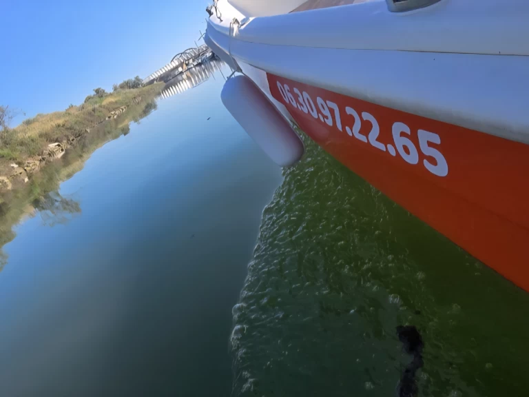 Hire a NAVALPLASTICA lancia 450 Carnon-Plage