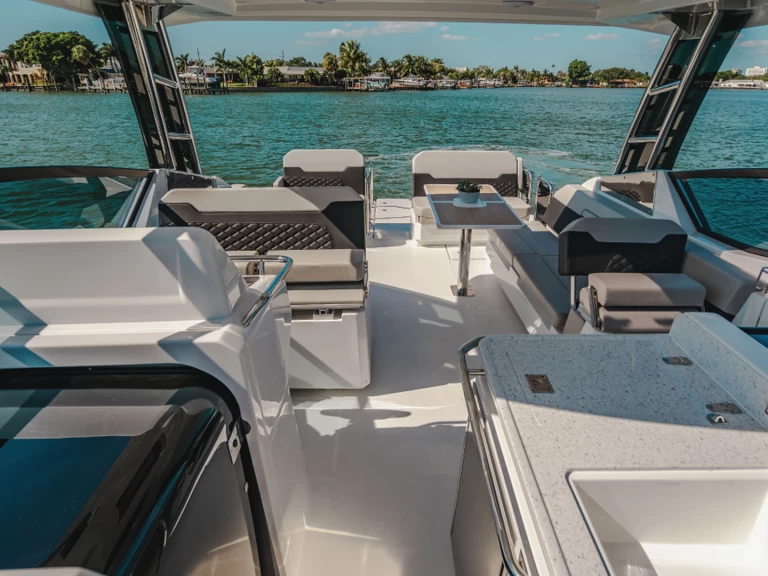 Charter a Aquila Aquila 32 Sport in Saint-Raphaël on Samboat