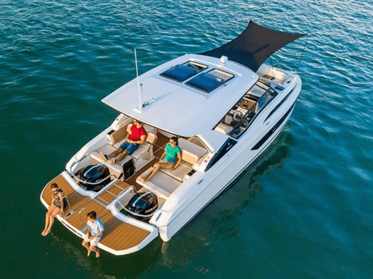 Hire Motorboat Aquila with a boat licence