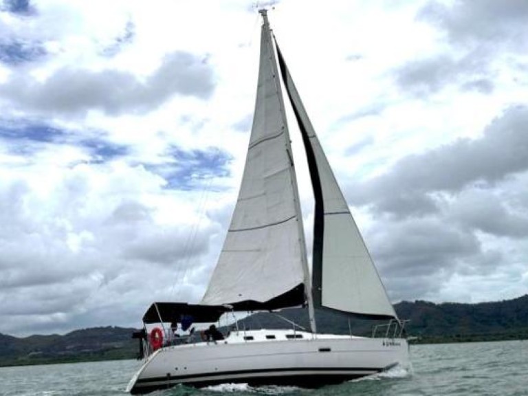 Hire Sailboat Jeanneau with a boat licence