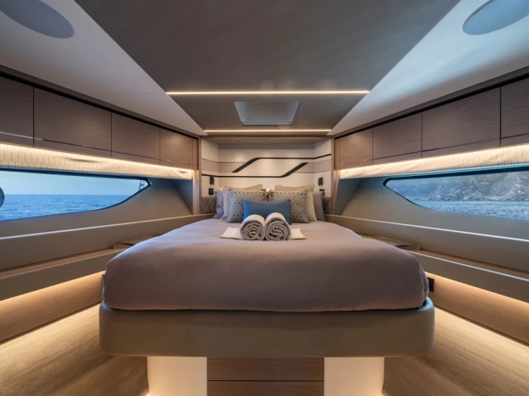 Luxury Yacht to hire Alimos at the best price