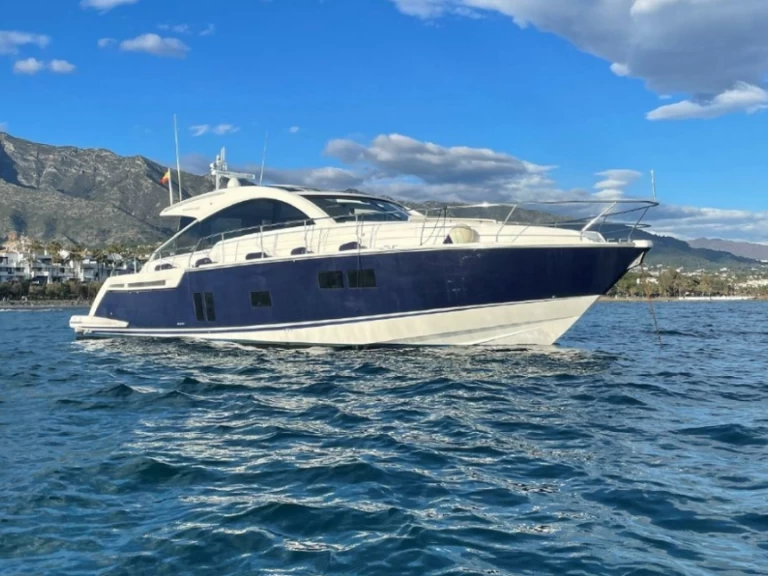 Hire Luxury Yacht Fairline with a boat licence