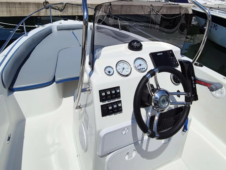 Motorboat to hire Červar-Porat at the best price