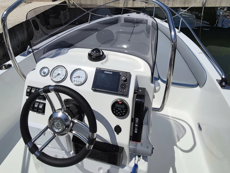 Yacht charter Červar-Porat - Holiday 19 Open on SamBoat