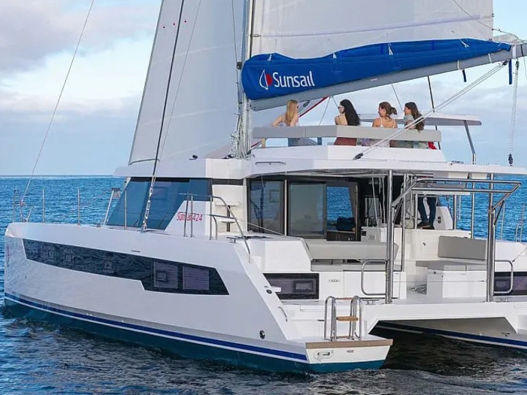 Charter a Leopard Leopard 42 in Raiatea on Samboat