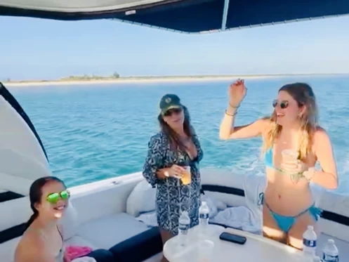 Hire Luxury Yacht Sea Ray with a boat licence