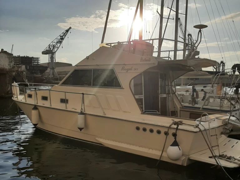 Charter a Raffaelli Regal 35 in Castellammare di Stabia on Samboat