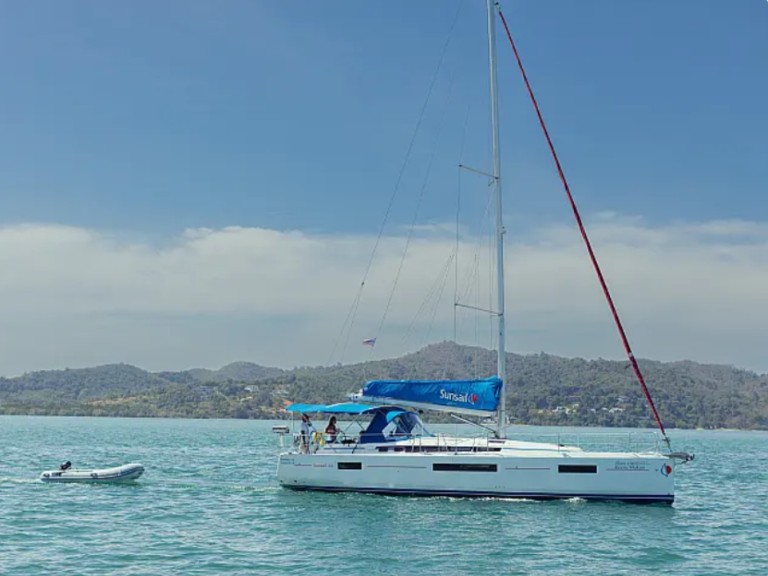 Sailboat to hire Marigot at the best price