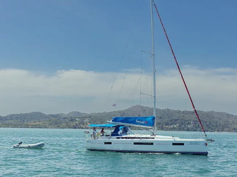 Sailboat to hire Marigot at the best price