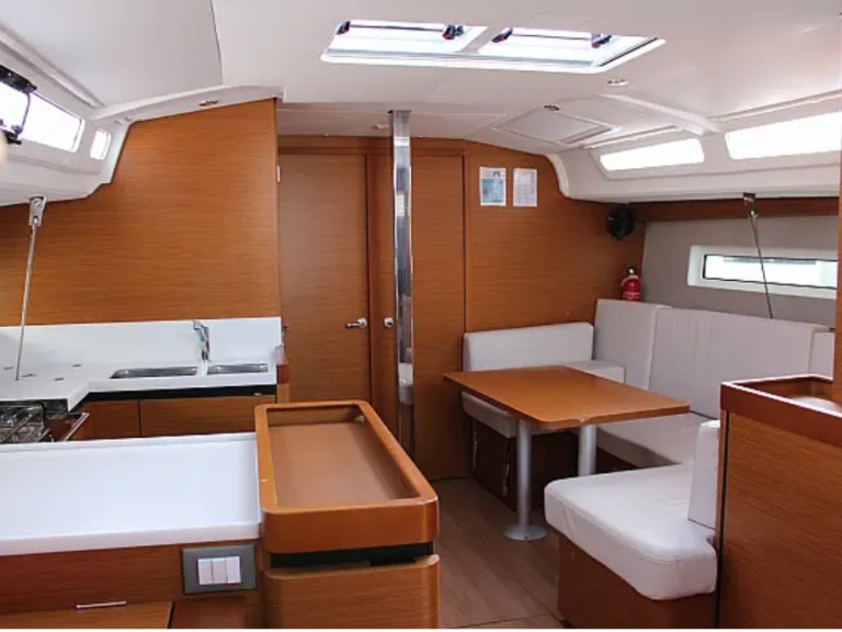 Yacht charter Marigot - Jeanneau Sun Odyssey 440 on SamBoat